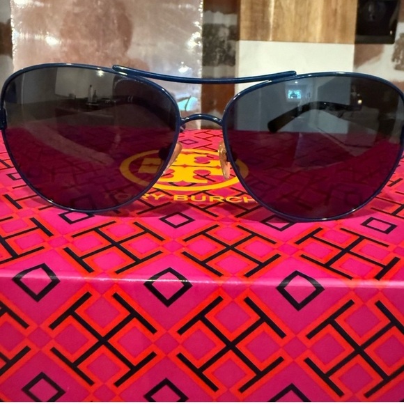 Classic Tory‎ Burch Aviator Sunglasses main image 6